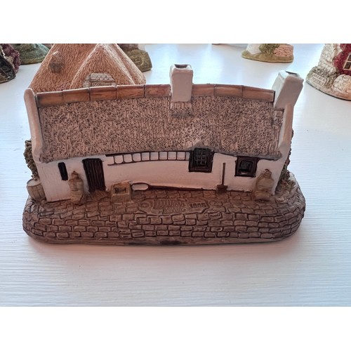 197 - A large quantity of Lilliput Lane cottages. (unboxed). (75 approx)