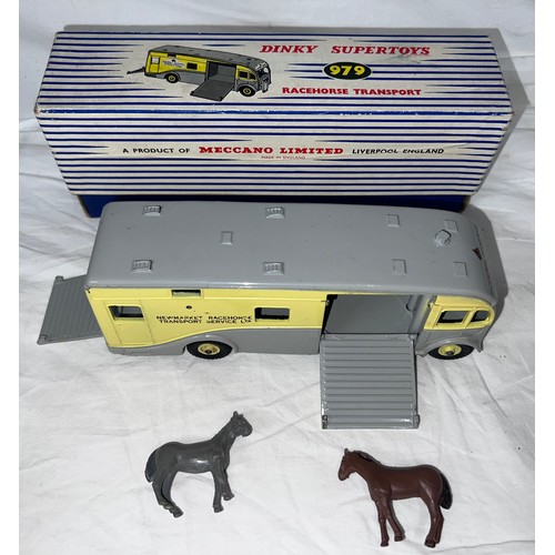 831 - A boxed Dinky No. 979 Racehorse Transporter Newmarket Racehorse Transport Service including two Hors... 