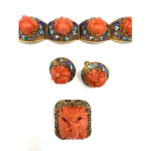 352 - A fine quality Chinese 14 carat yellow gold bracelet set with carved coral and enamel work with matc... 