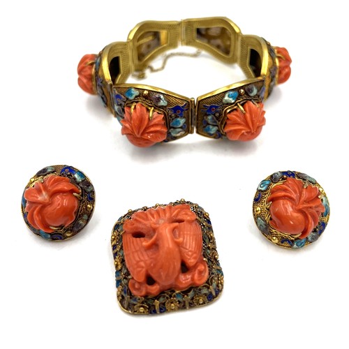 352 - A fine quality Chinese 14 carat yellow gold bracelet set with carved coral and enamel work with matc... 