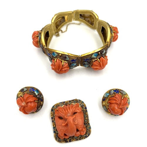 352 - A fine quality Chinese 14 carat yellow gold bracelet set with carved coral and enamel work with matc... 