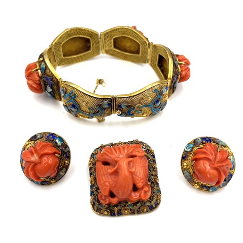 352 - A fine quality Chinese 14 carat yellow gold bracelet set with carved coral and enamel work with matc... 