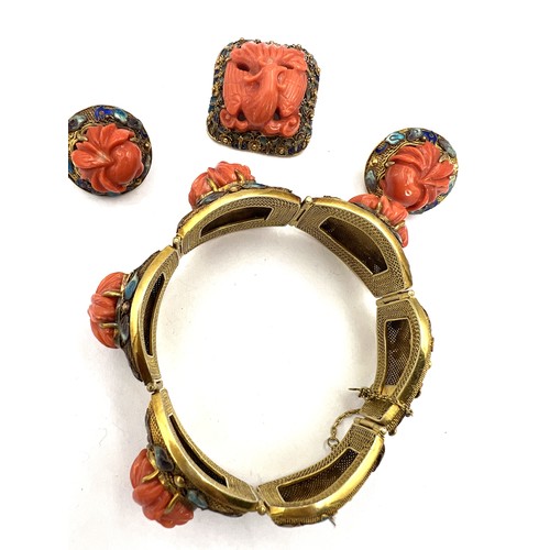 352 - A fine quality Chinese 14 carat yellow gold bracelet set with carved coral and enamel work with matc... 