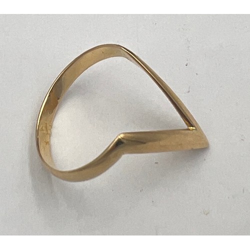 361 - A 18 carat gold ring, size P, Weight 2.4gm.