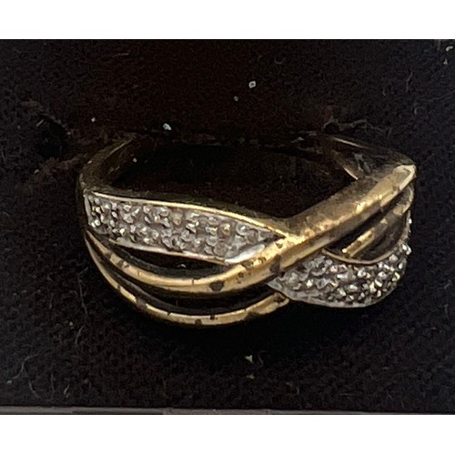 362 - A 9 carat gold ring. Size P. Weight 2.6gm.