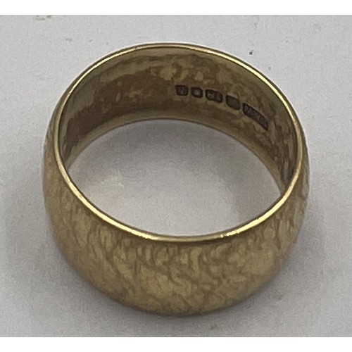 365 - An 18 carat gold wedding band, size L/M. Weight 7gm.