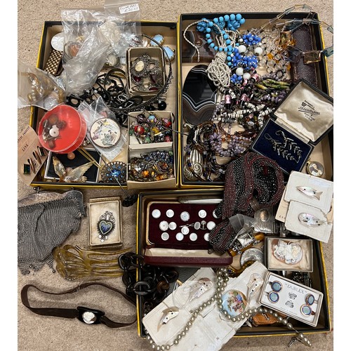 383 - An interesting miscellany to include Victorian/Edwardian jewellery, chain mesh bag, collar studs, ba... 