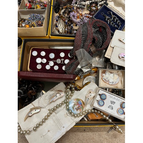 383 - An interesting miscellany to include Victorian/Edwardian jewellery, chain mesh bag, collar studs, ba... 