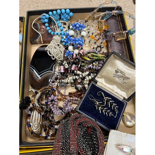 383 - An interesting miscellany to include Victorian/Edwardian jewellery, chain mesh bag, collar studs, ba... 