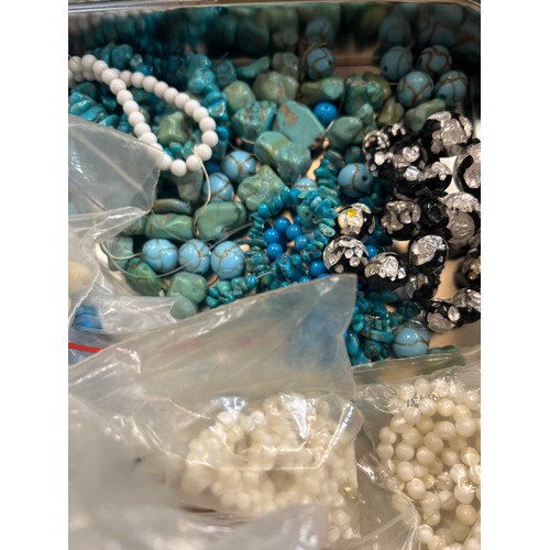 391 - Vintage beads to include mother of pearl, turquoise, glass etc.