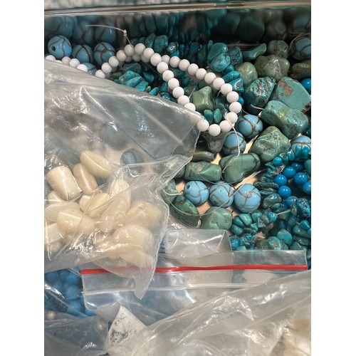 391 - Vintage beads to include mother of pearl, turquoise, glass etc.