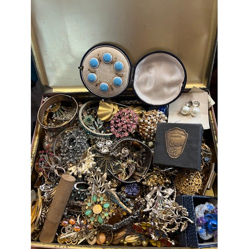 392 - A quantity of vintage costume jewellery to include brooches, Edwardian boxed buttons etc.