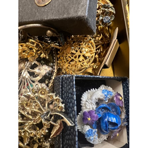 392 - A quantity of vintage costume jewellery to include brooches, Edwardian boxed buttons etc.