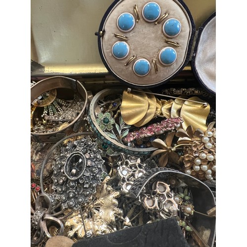 392 - A quantity of vintage costume jewellery to include brooches, Edwardian boxed buttons etc.