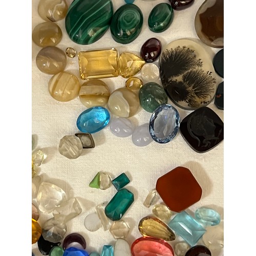 401 - A large quantity of semi precious and hardstones to include moss agate, malachite, amethyst, banded ... 