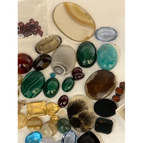 401 - A large quantity of semi precious and hardstones to include moss agate, malachite, amethyst, banded ... 