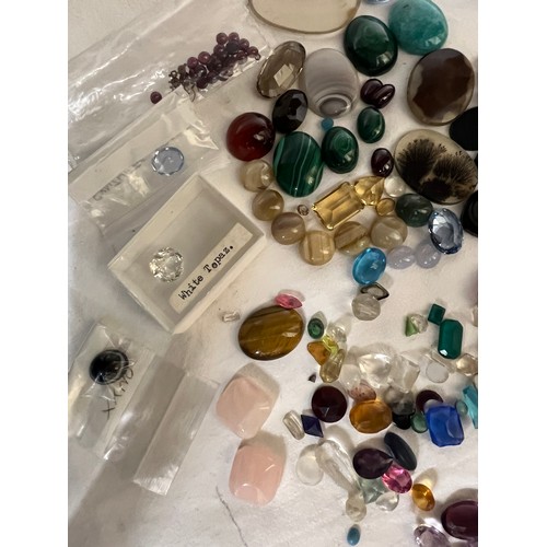 401 - A large quantity of semi precious and hardstones to include moss agate, malachite, amethyst, banded ... 