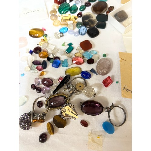 401 - A large quantity of semi precious and hardstones to include moss agate, malachite, amethyst, banded ... 