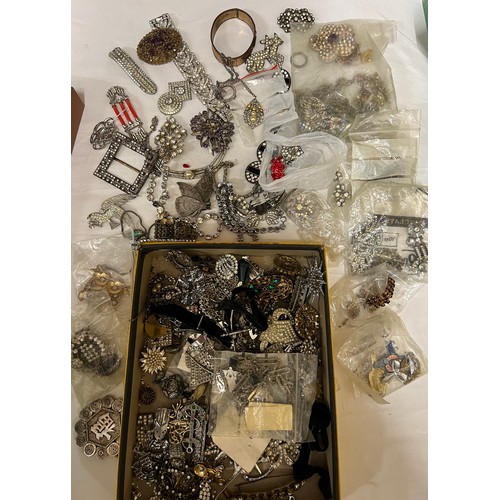 403 - A quantity of mainly diamanté and other vintage jewellery.