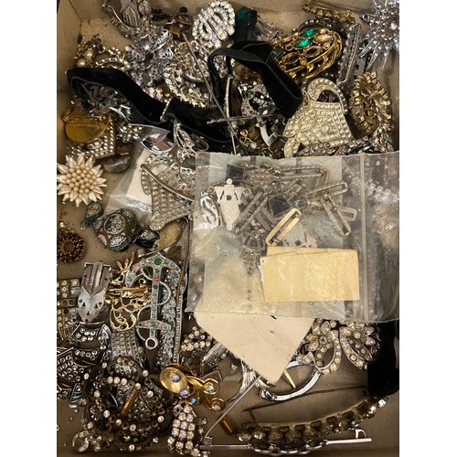 403 - A quantity of mainly diamanté and other vintage jewellery.