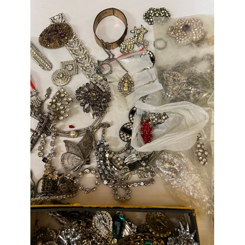 403 - A quantity of mainly diamanté and other vintage jewellery.