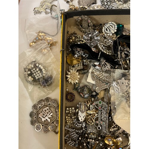 403 - A quantity of mainly diamanté and other vintage jewellery.