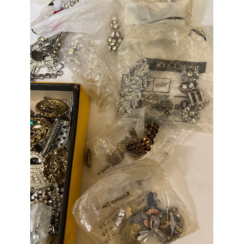 403 - A quantity of mainly diamanté and other vintage jewellery.