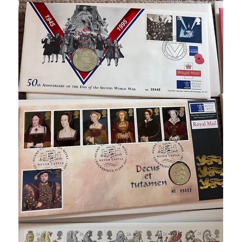 621 - Coin covers to include Royal Wedding five pounds x 2, 2 pounds, Notting Hill Carnival 50 pence, 25th... 