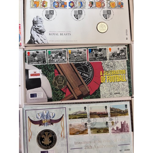 621 - Coin covers to include Royal Wedding five pounds x 2, 2 pounds, Notting Hill Carnival 50 pence, 25th... 