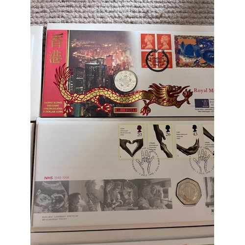 621 - Coin covers to include Royal Wedding five pounds x 2, 2 pounds, Notting Hill Carnival 50 pence, 25th... 