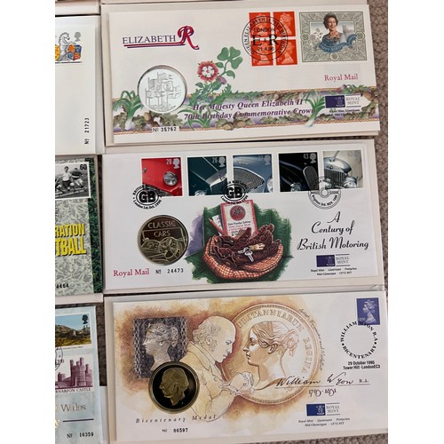 621 - Coin covers to include Royal Wedding five pounds x 2, 2 pounds, Notting Hill Carnival 50 pence, 25th... 