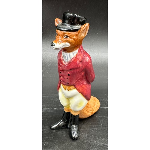 206 - Royal Doulton figurines to include Fox D6448, The Old Balloon Seller HN1315. The Balloon Man HN1954,... 