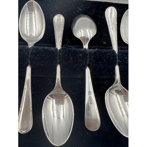 644 - A boxed set of silver teaspoons. Sheffield 1933. Total weight 55gm.