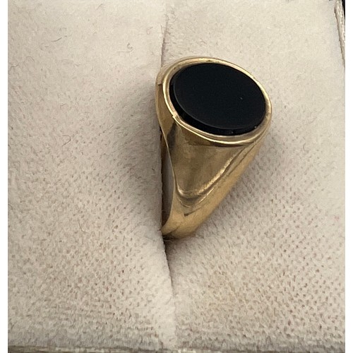 333 - A 9 carat gold ring set with black onyx. Size J. Weight 2.1gm.