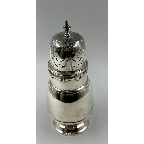 656 - A silver sugar shaker. 16cm h. Weight 132.6gm.  Birmingham 1930, maker William Devenport.