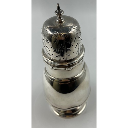 656 - A silver sugar shaker. 16cm h. Weight 132.6gm.  Birmingham 1930, maker William Devenport.