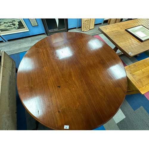 98 - A 19thC mahogany tilt top dining table 139cm d.