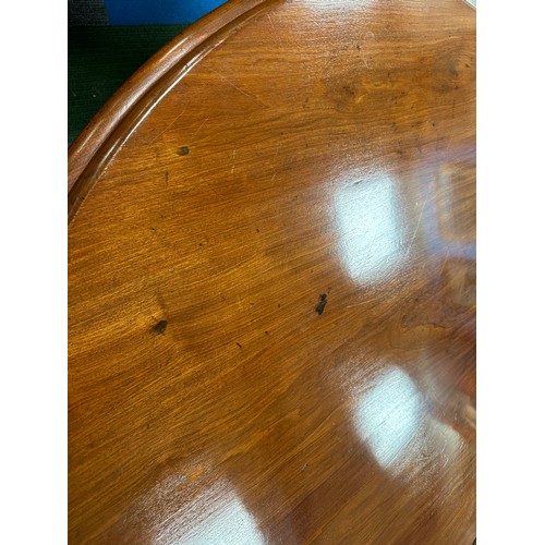 98 - A 19thC mahogany tilt top dining table 139cm d.