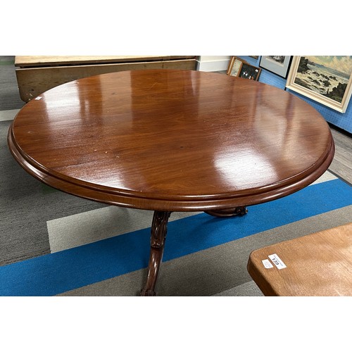 98 - A 19thC mahogany tilt top dining table 139cm d.