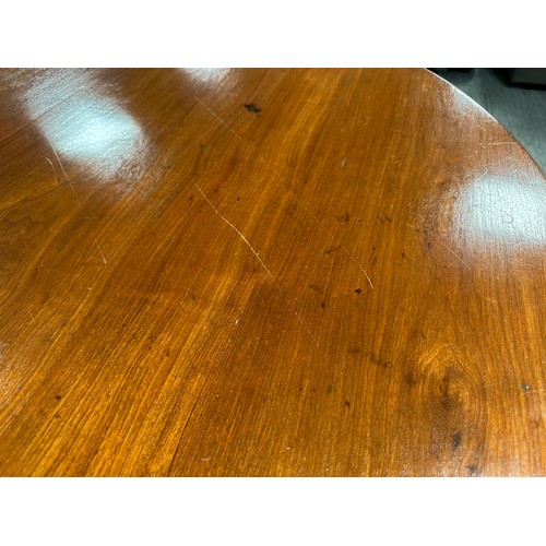 98 - A 19thC mahogany tilt top dining table 139cm d.