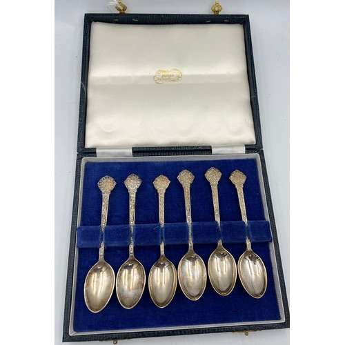 920 - A boxed set of six silver teaspoons Sheffield 1980, maker Cooper brothers & Sons Ltd. Weight 97.1gm.