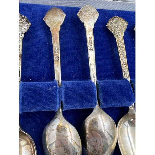 920 - A boxed set of six silver teaspoons Sheffield 1980, maker Cooper brothers & Sons Ltd. Weight 97.1gm.