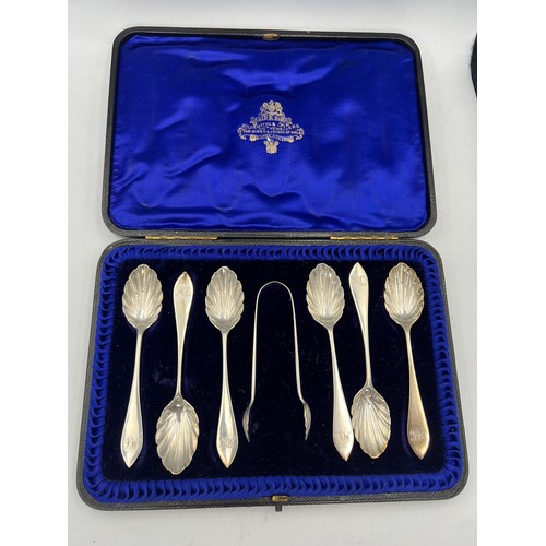 921 - A cased set of six silver teaspoons and a pair of sugar tongs. London 1900, maker Wakely & Wheeler.