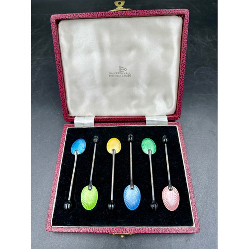 924 - A boxed set of six  harlequin guilloche enamel and silver coffee spoons, with bean terminal, Birming... 