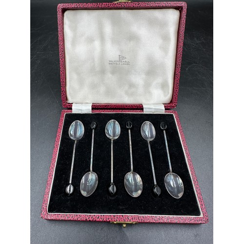 924 - A boxed set of six  harlequin guilloche enamel and silver coffee spoons, with bean terminal, Birming... 