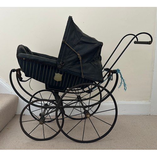 1127 - A metal Edwardian dolls pram. Approx. 64cm h to top of handles and 87cm long. A restoration project.