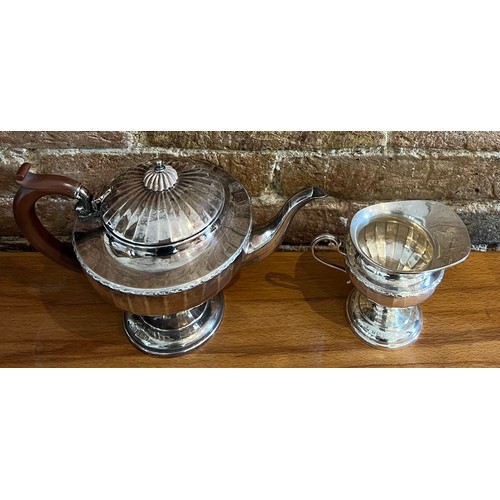 930 - Silver teapot and matching jug. Birmingham 1926, maker Henry Mathews. Total weight 512gm.