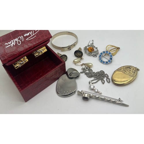 425 - Costume jewellery to include silver bangle, silver locket, pendant, cufflinks etc.