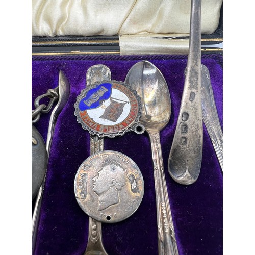 933 - Silver etc to include boxed silver spoons with tongs, single Georgian teaspoon, Chester silver powde... 