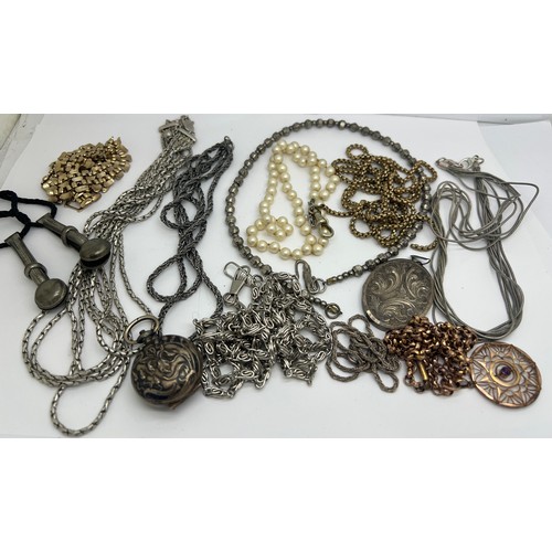 426 - A quantity of jewellery etc to include continental silver and gilt coin holder, napkin holders, hall... 